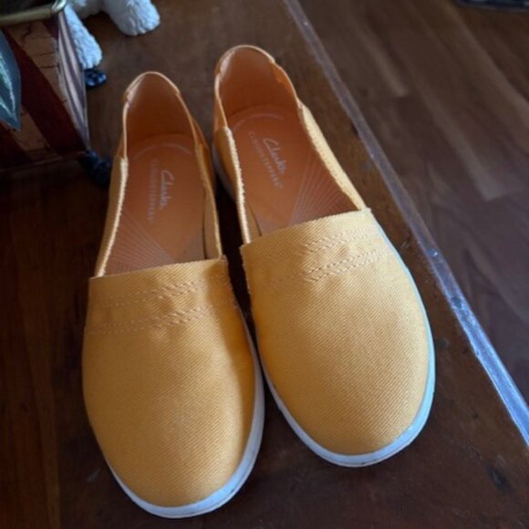 Clarks Cloudsteppers Goldenrod Size 6.5 - Picture 2 of 3